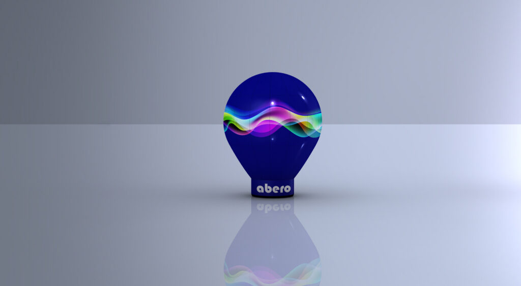 Ciemnoniebieski gazoszczelny balon reklamowy w kształcie kropli (drop) ze zwężającą się ku dołowi czaszą, z jaskrawą, wielokolorową grafiką świetlistej fali oraz białym logo abero na niskiej podstawie, przedstawiony na błyszczącym tle z odbiciem.