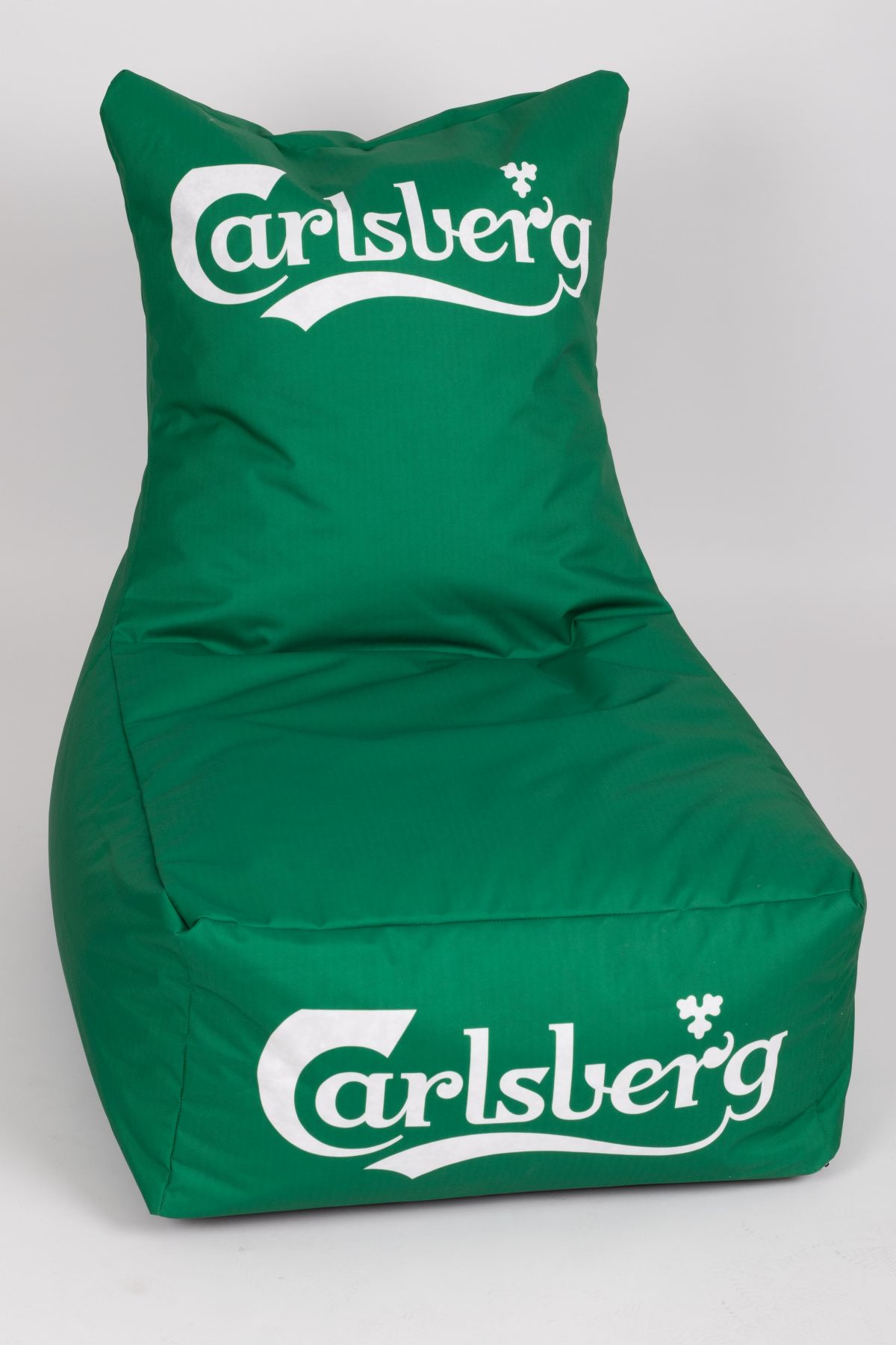 Zielona pufa reklamowa z oparciem i białym logotypem marki Carlsberg na jasnym tle.