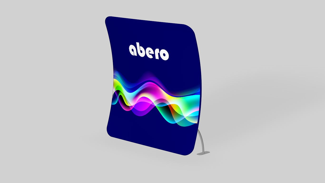 Zakrzywiona ścianka tekstylna Revo Wall V01 z grafiką "abero" na jasnym tle, prezentowana w ujęciu izometrycznym.