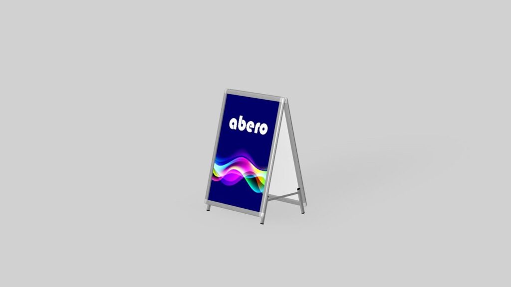 Srebrny potykacz reklamowy typu A z granatowym plakatem z logotypem "abero" i abstrakcyjną, kolorową grafiką.